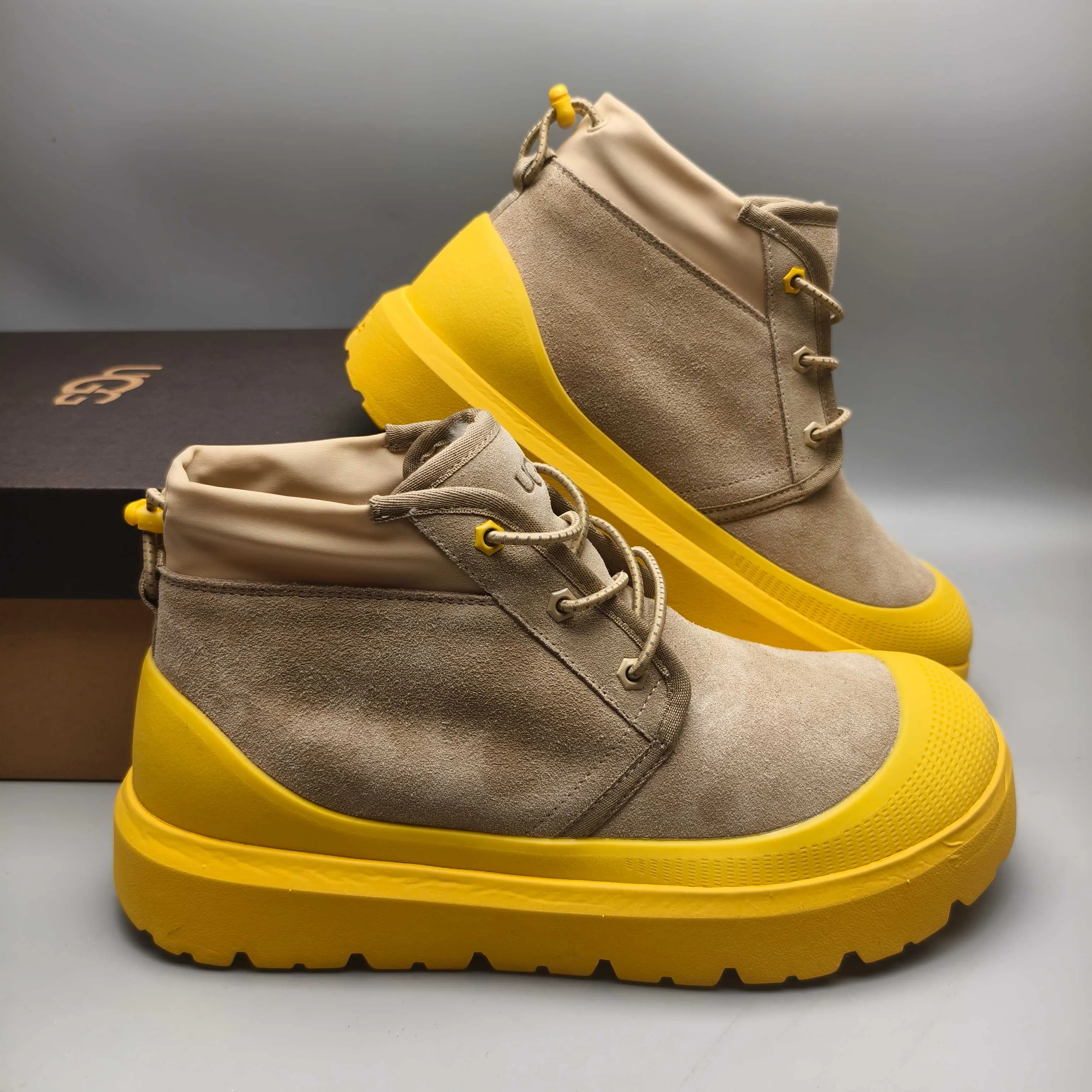 Couple model 👫 💰560 UGG sheepskin all-in-one snow boots 3991 Tasman Weather Hybrid snow boots 👢 Wang Yibo's same 👏 classic Tasman shoe model is added with a large orange sole, functional color contrast design, environmentally friendly waterproof and snowproof material, which is both fashionable and functional. At the same time, it is paired with the new UGG Keen furry color-blocking jacket. Bright orange and maroon collide to create a new light outdoor style and open up a new travel experience in early autumn! Using the best materials, the 17mm fur integrated surface is warmer and breathable, and the outsole is upgraded to a lightweight and wear-resistant light wing technology outsole!  Color: Black White Red Blue Light Gray Dark Gray Military Green Yellow Size: 35-45
